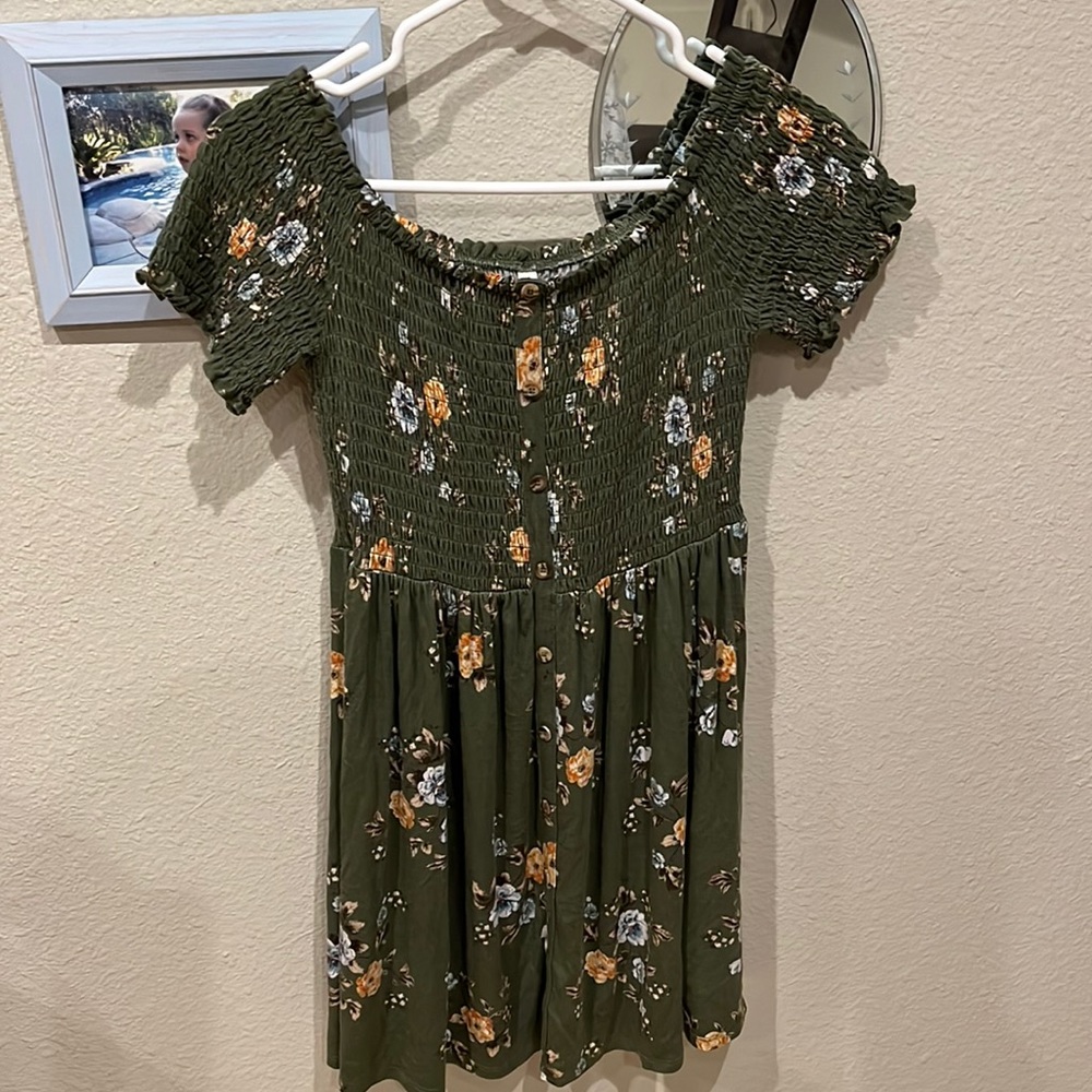 Adorable Green dress with flowers.